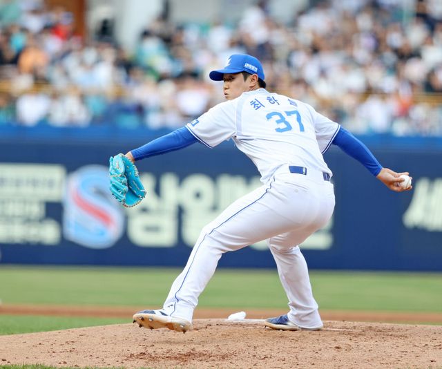 삼성 라이온즈 사이드암 투수 최하늘. 2024 시즌 개막 후 13경기에 나와 17.2이닝, 1승 무패 1홀드 평균자책점 2.04로 뛰어난 활약을 펼치고 있다. 삼성 코칭스태프의 높은 신뢰 속에 꾸준히 불펜에서 기회를 얻고 있다. 사진 삼성 라이온즈