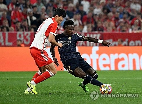 독일 최고 명문인 바이에른 뮌헨에서 뛰는 수비수 김민재가 힘든 하루를 보냈다. 김민재는 1일 독일 뮌헨 알리안츠 아레나에서 열린 2023-2024 유럽축구연맹(UEFA) 챔피언스리그 준결승 1차전 레알 마드리드와의 경기에서 페널티킥을 하나 내주는 등 2실점 때 모두 치명적인 실수를 범했다. 토마스 투헬 뮌헨 감독도 김민재를 공개 질책한 것에 이어 프리미어리그 레전드 수비수 제이미 캐러거도 레알이 김민재를 공략했다며 김민재를 언급했다. 연합뉴스