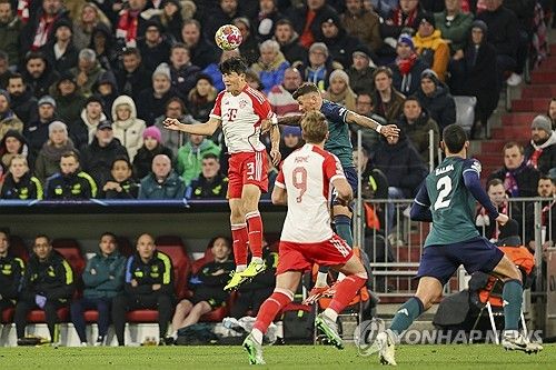 바이에른 뮌헨은 1일 독일 뮌헨에 위치한 알리안츠 아레나에서 열린 레알 마드리드과의 UEFA 챔피언스리그 준결승 1차전에서 2 대 2 무승부를 거뒀다. 이날 선발로 출전한 김민재는 2실점 모두 관여하면서 혹평을 피하지 못했다. 이탈리아 언론인 산드로 사바티니는 김민재 경기력을 보고 지난 시즌과 완전히 다르다며 놀라움을 감추지 못했다. 김민재는 지난 시즌 SSC나폴리에서 맹활약하며 이탈리아 세리에A 최고의 수비수로 등극해 뮌헨으로 이적했지만 레알 상대로 나폴리 시절 보여주던 경기력을 재현하는데 실패했다. 연합뉴스