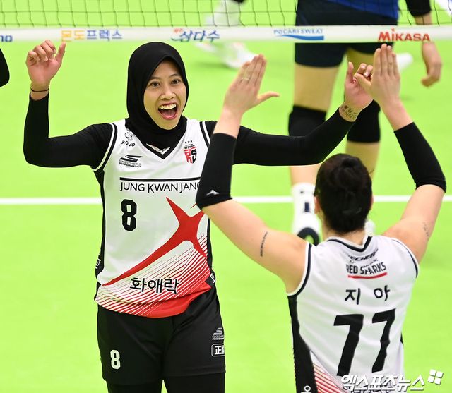 여자프로배구 정관장 아포짓 스파이커 메가왓티 퍼티위가 경기 중 득점 후 세리머니하고 있다. 엑스포츠뉴스 DB