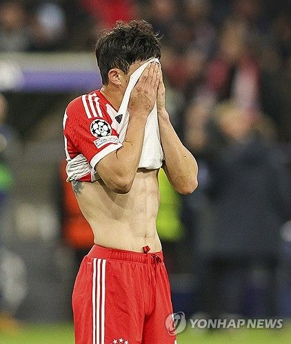 독일 매체에 따르면 김민재는 1일 레알 마드리드와의 UEFA 챔피언스리그 준결승 1차전에서 부진한 경기를 펼친 후 공동취재구역에서 만난 대한민국 기자들에게 미안하다며 사과했다. 이날 김민재는 선발로 출전해 풀타임을 소화했지만 판단 미스로 페널티킥을 내주는 등 팀의 2실점에 모두 관여해 2 대 2 무승부의 원흉으로 지목됐다. 온갖 혹평이 쏟아지고 있는 가운데 김민재도 자기 자신의 경기력에 크게 실망해 고개를 숙였다. 연합뉴스