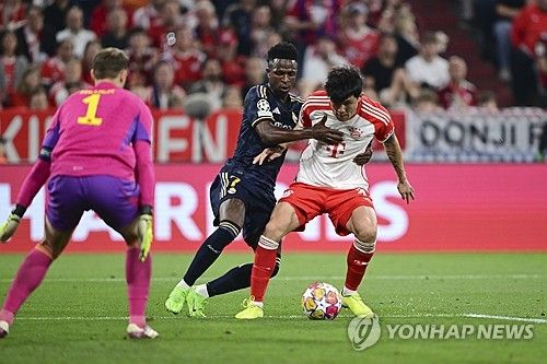 바이에른 뮌헨은 1일 독일 뮌헨에 위치한 알리안츠 아레나에서 열린 레알 마드리드과의 UEFA 챔피언스리그 준결승 1차전에서 2 대 2 무승부를 거뒀다. 이날 선발로 출전한 김민재는 2실점 모두 관여하면서 혹평을 피하지 못했다. 이탈리아 매체 칼치오나폴리1926에 따르면 경기가 끝나고 일부 뮌헨 팬들은 경기 결과에 크게 분노해 이날 2실점을 허용하며 부진한 경기를 펼친 김민재의 SNS에 찾아가 비난을 퍼부었다. 연합뉴스