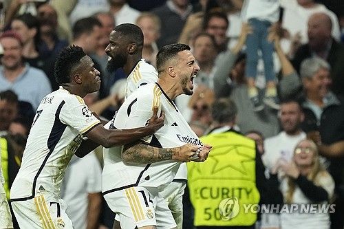 김민재가 레알 마드리드와의 유럽축구연맹(UEFA) 챔피언스리그 준결승 2차전에 교체로 출전한 뒤 바이에른 뮌헨이 내리 2실점을 허용하자 경기 후 일부 매체들과 팬들이 김민재에게 혹평을 쏟아내고 있다. 하지만 토마스 투헬 감독과 구단은 김민재를 보호할 생각이 없어 보인다. 이런 가운데 영국 유력 매체 디 애슬레틱은 투헬 감독의 교체 전술에 의문을 품으며 유일하게 김민재가 아닌 투헬 감독의 잘못을 지적했다. 사진 연합뉴스