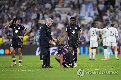 김민재가 레알 마드리드와의 유럽축구연맹(UEFA) 챔피언스리그 준결승 2차전에 교체로 출전한 뒤 바이에른 뮌헨이 내리 2실점을 허용하자 경기 후 일부 매체들과 팬들이 김민재에게 혹평을 쏟아내고 있다. 하지만 토마스 투헬 감독과 구단은 김민재를 보호할 생각이 없어 보인다. 이런 가운데 영국 유력 매체 디 애슬레틱은 투헬 감독의 교체 전술에 의문을 품으며 유일하게 김민재가 아닌 투헬 감독의 잘못을 지적했다. 사진 연합뉴스