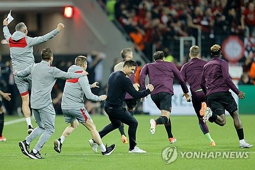 바이엘 레버쿠젠이 유럽 축구 역사상 최장 기간 무패 기록을 수립할 수 있었던 배경에는 강력한 뒷심이 있었다. 올 시즌 후반 추가시간에만 14골을 넣으며 퍼기 타임이 아닌 사비 타임이라는 신조어까지 등장했다. 사비 알론소 감독이 이끄는 레버쿠젠은 10일 독일 레버쿠젠에 위치한 바이아레나에서 열린 AS로마와의 2023-24시즌 유럽축구연맹 유로파리그 4강 2차전서 2-2로 비겼다. 앞서 로마 원정에서 2-0으로 승리했던 레버쿠젠은 1, 2차전 합계 4-2를 기록하며 결승 진출에 성공했다.&nbsp;또한 시즌 무패 기록을 49경기로 늘리면서 유럽 축구 역사상 최장 기간 무패 기록을 경신했다. 연합뉴스