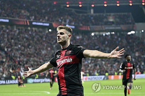 바이엘 레버쿠젠이 유럽 축구 역사상 최장 기간 무패 기록을 수립할 수 있었던 배경에는 강력한 뒷심이 있었다. 올 시즌 후반 추가시간에만 14골을 넣으며 퍼기 타임이 아닌 사비 타임이라는 신조어까지 등장했다. 사비 알론소 감독이 이끄는 레버쿠젠은 10일 독일 레버쿠젠에 위치한 바이아레나에서 열린 AS로마와의 2023-24시즌 유럽축구연맹 유로파리그 4강 2차전서 2-2로 비겼다. 앞서 로마 원정에서 2-0으로 승리했던 레버쿠젠은 1, 2차전 합계 4-2를 기록하며 결승 진출에 성공했다.&nbsp;또한 시즌 무패 기록을 49경기로 늘리면서 유럽 축구 역사상 최장 기간 무패 기록을 경신했다. 연합뉴스