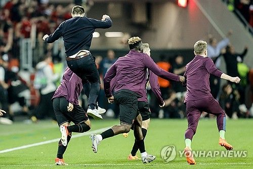 바이엘 레버쿠젠이 유럽 축구 역사상 최장 기간 무패 기록을 수립할 수 있었던 배경에는 강력한 뒷심이 있었다. 올 시즌 후반 추가시간에만 14골을 넣으며 퍼기 타임이 아닌 사비 타임이라는 신조어까지 등장했다. 사비 알론소 감독이 이끄는 레버쿠젠은 10일 독일 레버쿠젠에 위치한 바이아레나에서 열린 AS로마와의 2023-24시즌 유럽축구연맹 유로파리그 4강 2차전서 2-2로 비겼다. 앞서 로마 원정에서 2-0으로 승리했던 레버쿠젠은 1, 2차전 합계 4-2를 기록하며 결승 진출에 성공했다.&nbsp;또한 시즌 무패 기록을 49경기로 늘리면서 유럽 축구 역사상 최장 기간 무패 기록을 경신했다. 연합뉴스