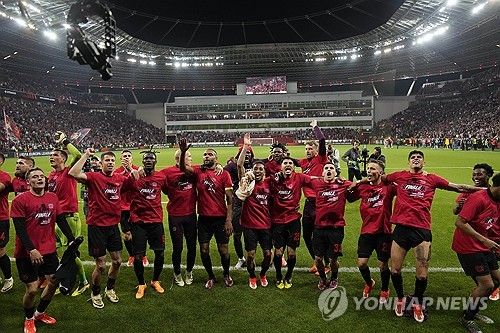 바이엘 레버쿠젠이 유럽 축구 역사상 최장 기간 무패 기록을 수립할 수 있었던 배경에는 강력한 뒷심이 있었다. 올 시즌 후반 추가시간에만 14골을 넣으며 퍼기 타임이 아닌 사비 타임이라는 신조어까지 등장했다. 사비 알론소 감독이 이끄는 레버쿠젠은 10일 독일 레버쿠젠에 위치한 바이아레나에서 열린 AS로마와의 2023-24시즌 유럽축구연맹 유로파리그 4강 2차전서 2-2로 비겼다. 앞서 로마 원정에서 2-0으로 승리했던 레버쿠젠은 1, 2차전 합계 4-2를 기록하며 결승 진출에 성공했다.&nbsp;또한 시즌 무패 기록을 49경기로 늘리면서 유럽 축구 역사상 최장 기간 무패 기록을 경신했다. 연합뉴스