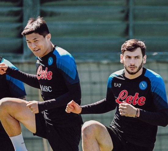 프랑스 매체 RMC 스포츠 기자 파브리 호킨스가 10일(한국시간) 자신의 사회관계망서비스(SNS)를 통해 PSG가 흐비차 크바라첼리아와 접촉하고 있다고 전했다.&nbsp;흐비차가 PSG에 합류하게 되면, 황인범, 김민재에 이어 이강인과 한솥밥을 먹게 된다. 연합뉴스