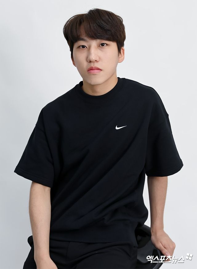 한국 남자 쇼트트랙 간판 스타 박지원이 8일 오후 서울 강남구 역삼동 엑스포츠뉴스 사무실에서 인터뷰를 앞두고 기념촬영하고 있다. 역삼동, 고아라 기자