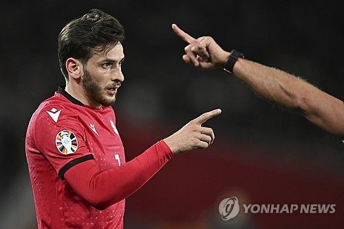 프랑스 매체 RMC 스포츠 기자 파브리 호킨스가 10일(한국시간) 자신의 사회관계망서비스(SNS)를 통해 PSG가 흐비차 크바라첼리아와 접촉하고 있다고 전했다.&nbsp;흐비차가 PSG에 합류하게 되면, 황인범, 김민재에 이어 이강인과 한솥밥을 먹게 된다. 연합뉴스