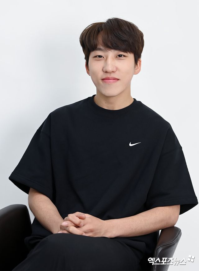 한국 남자 쇼트트랙 간판 스타 박지원이 8일 오후 서울 강남구 역삼동 엑스포츠뉴스 사무실에서 인터뷰를 앞두고 기념촬영하고 있다. 역삼동, 고아라 기자