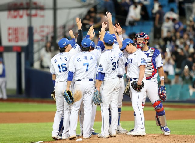 박진만 감독이 이끄는 삼성 라이온즈. 5월 9일 대구 삼성라이온즈파크에서 열린 KIA 타이거즈와의 홈 경기에서 5-2로 이겼다. 3연패를 끊고 단독 3위 자리를 굳게 지켜냈다. 사진 삼성 라이온즈