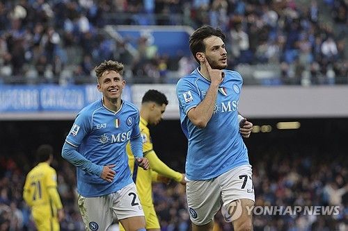 프랑스 매체 RMC 스포츠 기자 파브리 호킨스가 10일(한국시간) 자신의 사회관계망서비스(SNS)를 통해 PSG가 흐비차 크바라첼리아와 접촉하고 있다고 전했다.&nbsp;흐비차가 PSG에 합류하게 되면, 황인범, 김민재에 이어 이강인과 한솥밥을 먹게 된다. 연합뉴스