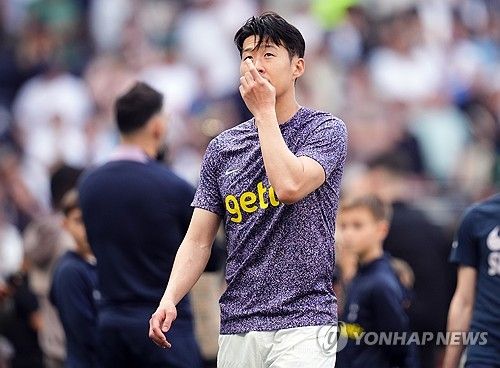 안지 포스테코글루 감독이 이끄는 토트넘은 12일(한국시간) 영국 런던 토트넘 홋스퍼 경기장에서 열린 2023-2024시즌 프리미어리그 번리와의 37라운드 홈 경기에서 전반 한 골씩 주고받은 뒤 후반 37분 수비수 판더펜의 역전 결승포가 터져 2-1로 이겼다. 손흥민은 이날 스트라이커로 선발 출장해 다섯 번의 기회를 만들었지만, 동료들의 도움을 받지 못했다. 리그 10-10에 도움 하나를 남겨둔 손흥민에게 남은 경기는 단 두 경기다. 연합뉴스