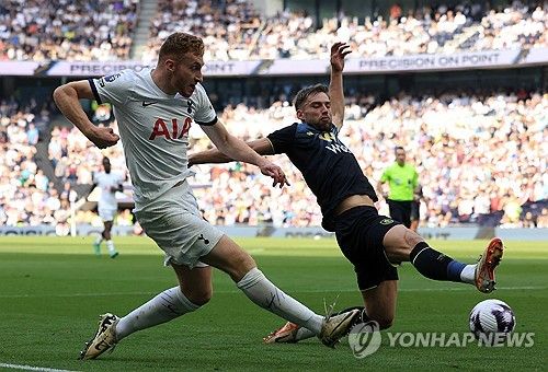 안지 포스테코글루 감독이 이끄는 토트넘은 12일(한국시간) 영국 런던 토트넘 홋스퍼 경기장에서 열린 2023-2024시즌 프리미어리그 번리와의 37라운드 홈 경기에서 전반 한 골씩 주고받은 뒤 후반 37분 수비수 판더펜의 역전 결승포가 터져 2-1로 이겼다. 손흥민은 이날 스트라이커로 선발 출장해 다섯 번의 기회를 만들었지만, 동료들의 도움을 받지 못했다. 리그 10-10에 도움 하나를 남겨둔 손흥민에게 남은 경기는 단 두 경기다. 연합뉴스