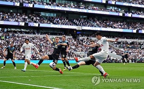 안지 포스테코글루 감독이 이끄는 토트넘은 12일(한국시간) 영국 런던 토트넘 홋스퍼 경기장에서 열린 2023-2024시즌 프리미어리그 번리와의 37라운드 홈 경기에서 전반 한 골씩 주고받은 뒤 후반 37분 수비수 판더펜의 역전 결승포가 터져 2-1로 이겼다. 손흥민은 이날 스트라이커로 선발 출장해 다섯 번의 기회를 만들었지만, 동료들의 도움을 받지 못했다. 리그 10-10에 도움 하나를 남겨둔 손흥민에게 남은 경기는 단 두 경기다. 연합뉴스