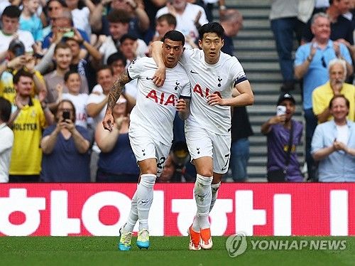 안지 포스테코글루 감독이 이끄는 토트넘은 12일(한국시간) 영국 런던 토트넘 홋스퍼 경기장에서 열린 2023-2024시즌 프리미어리그 번리와의 37라운드 홈 경기에서 전반 한 골씩 주고받은 뒤 후반 37분 수비수 판더펜의 역전 결승포가 터져 2-1로 이겼다. 손흥민은 이날 스트라이커로 선발 출장해 다섯 번의 기회를 만들었지만, 동료들의 도움을 받지 못했다. 리그 10-10에 도움 하나를 남겨둔 손흥민에게 남은 경기는 단 두 경기다. 연합뉴스