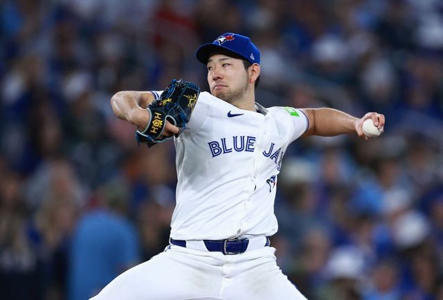 토론토 블루제이스 좌완투수 기쿠치 유세이가 11일 캐나다 온타리오주 토론토의 로저스센터에서 열린 2024 미국프로야구 메이저리그 미네소타 트윈스와의 홈경기에 선발 등판해 8이닝 4피안타 1피홈런 3탈삼진 2실점을 기록했다. 올 시즌 기쿠치가 퀄리티스타트 플러스를 달성한 건 이번이 처음이다. 기쿠치의 시즌 평균자책점은 2.72에서 2.64로 떨어졌다. AFP 연합뉴스