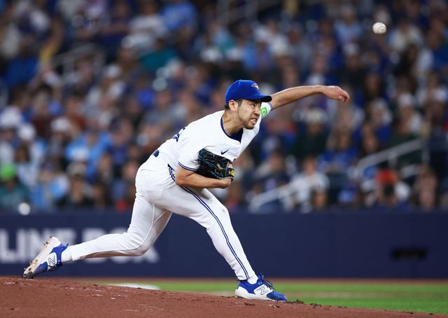 토론토 블루제이스 좌완투수 기쿠치 유세이가 11일 캐나다 온타리오주 토론토의 로저스센터에서 열린 2024 미국프로야구 메이저리그 미네소타 트윈스와의 홈경기에 선발 등판해 8이닝 4피안타 1피홈런 3탈삼진 2실점을 기록했다. 올 시즌 기쿠치가 퀄리티스타트 플러스를 달성한 건 이번이 처음이다. 기쿠치의 시즌 평균자책점은 2.72에서 2.64로 떨어졌다. AFP 연합뉴스