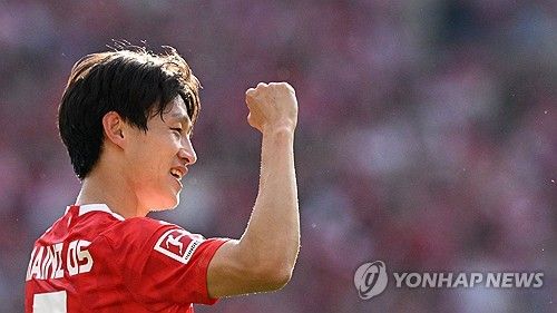 이재성이 올시즌 최고의 활약을 펼쳤다. 독일 분데스리가 마인츠05에서 뛰는 이재성은 12일 독일 마인츠 메바 경기장에서 열린 2023-2024 분데스리가 35라운드 보루시아 도르트문트전에서 멀티골을 터트리며 팀의 3-0 완승 일등공신이 됐다. 이재성은 이날 경기 뒤 독일 유력지 빌트에서 동료 윙어 브라얀 그루다와 함께 최고 평점인 1점을 받았다. 연합뉴스