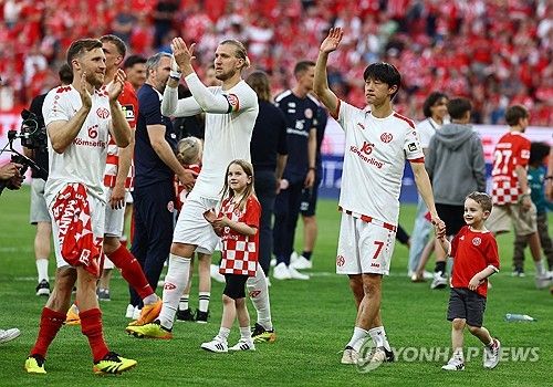 이재성이 올시즌 최고의 활약을 펼쳤다. 독일 분데스리가 마인츠05에서 뛰는 이재성은 12일 독일 마인츠 메바 경기장에서 열린 2023-2024 분데스리가 35라운드 보루시아 도르트문트전에서 멀티골을 터트리며 팀의 3-0 완승 일등공신이 됐다. 이재성은 이날 경기 뒤 독일 유력지 빌트에서 동료 윙어 브라얀 그루다와 함께 최고 평점인 1점을 받았다. 연합뉴스