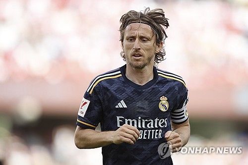 스페인 언론 마르카가 12일(한국시간) 루카 모드리치(39)의 레알 마드리드 재계약이 아직 불투명하다고 전하면서 모드리치의 에이전트의 발언을 인용 보도했다.&nbsp;40세를 바라보는 모드리치의 레알에서의 커리어가 마지막에 다다른 것으로 보인다. 연합뉴스