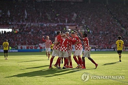 이재성이 올시즌 최고의 활약을 펼쳤다. 독일 분데스리가 마인츠05에서 뛰는 이재성은 12일 독일 마인츠 메바 경기장에서 열린 2023-2024 분데스리가 35라운드 보루시아 도르트문트전에서 멀티골을 터트리며 팀의 3-0 완승 일등공신이 됐다. 이재성은 이날 경기 뒤 독일 유력지 빌트에서 동료 윙어 브라얀 그루다와 함께 최고 평점인 1점을 받았다. 연합뉴스