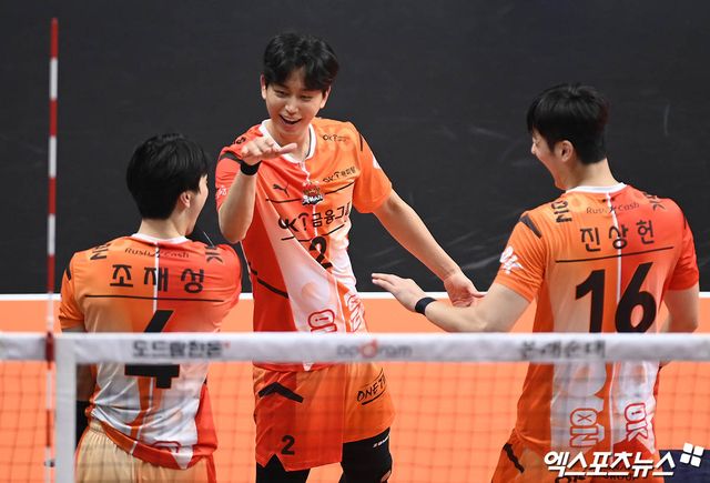 남자프로배구 OK금융그룹 세터 곽명우가 경기 중 득점 후 기뻐하고 있다. 곽명우는 최근 법원으로부터 유죄를 선고받았다. 현대캐피탈과 곽명우를 포함한 트레이드를 진행했던 OK금융그룹은 트레이드를 철회했다. 엑스포츠뉴스 DB