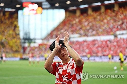 이재성이 올시즌 최고의 활약을 펼쳤다. 독일 분데스리가 마인츠05에서 뛰는 이재성은 12일 독일 마인츠 메바 경기장에서 열린 2023-2024 분데스리가 35라운드 보루시아 도르트문트전에서 멀티골을 터트리며 팀의 3-0 완승 일등공신이 됐다. 이재성은 이날 경기 뒤 독일 유력지 빌트에서 동료 윙어 브라얀 그루다와 함께 최고 평점인 1점을 받았다. 연합뉴스