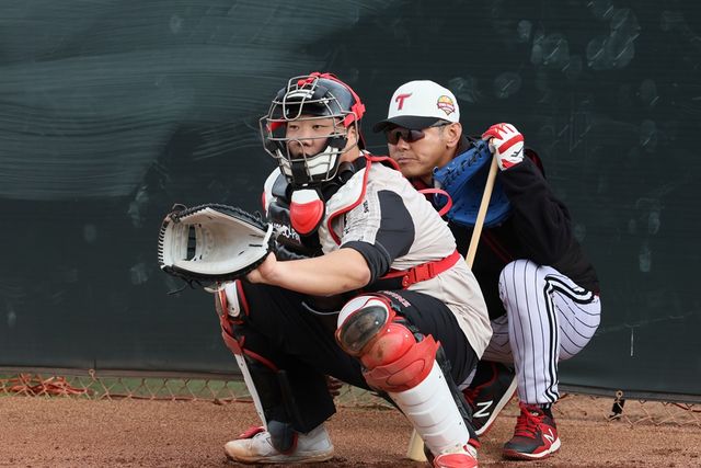 김범석은 12일 사직구장에서 열린 '2024 신한 SOL Bank KBO 리그' 롯데 자이언츠와 주말 3연전 마지막 경기에서 5번타자 포수로 선발 출전했다. 안정적인 투수 리드와 수비를 뽐내며 6-4 팀 승리에 힘을 보탰다. LG 트윈스