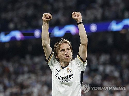 스페인 언론 마르카가 12일(한국시간) 루카 모드리치(39)의 레알 마드리드 재계약이 아직 불투명하다고 전하면서 모드리치의 에이전트의 발언을 인용 보도했다.&nbsp;40세를 바라보는 모드리치의 레알에서의 커리어가 마지막에 다다른 것으로 보인다. 연합뉴스