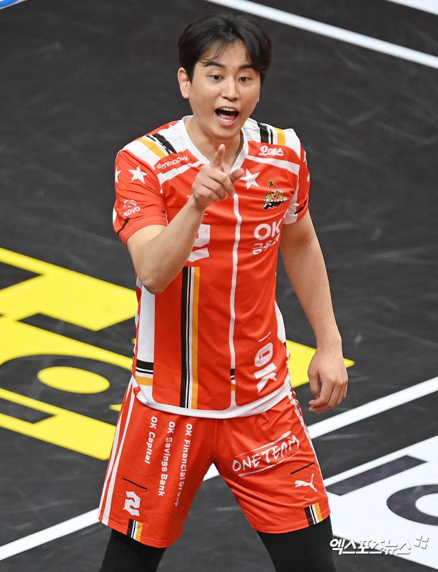 남자프로배구 OK금융그룹 세터 곽명우가 경기 중 득점 후 세리머니하고 있다. 곽명우는 최근 법원으로부터 유죄를 선고받았다. 현대캐피탈과 곽명우를 포함한 트레이드를 진행했던 OK금융그룹은 트레이드를 철회했다. 엑스포츠뉴스 DB