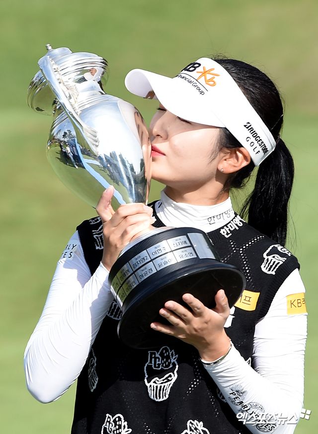 이예원이 5월 12일 12일 경기도 용인시 수원 컨트리클럽 뉴코스(파72)에서 열린 KLPGA투어 NH투자증권 레이디스 챔피언십 최종 라운드에서 4언더파 68타를 기록, 3라운드 합계 13언더파 203타로 우승을 차지했다. 대회 처음부터 끝까지 선두를 지키면서 생애 첫 와이어 투 와이어 우승의 기쁨을 맛봤다. 사진 고아라 기자