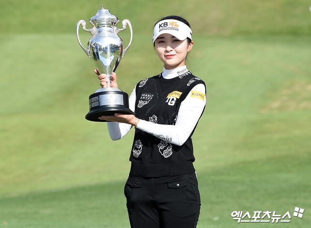이예원이 5월 12일 12일 경기도 용인시 수원 컨트리클럽 뉴코스(파72)에서 열린 KLPGA투어 NH투자증권 레이디스 챔피언십 최종 라운드에서 4언더파 68타를 기록, 3라운드 합계 13언더파 203타로 우승을 차지했다. 대회 처음부터 끝까지 선두를 지키면서 생애 첫 와이어 투 와이어 우승의 기쁨을 맛봤다. 사진 고아라 기자