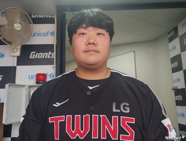 김범석은 12일 사직구장에서 열린 '2024 신한 SOL Bank KBO 리그' 롯데 자이언츠와 주말 3연전 마지막 경기에서 5번타자 포수로 선발 출전했다. 안정적인 투수 리드와 수비를 뽐내며 6-4 팀 승리에 힘을 보탰다. 사직, 박정현 기자