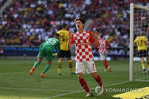 이재성이 올시즌 최고의 활약을 펼쳤다. 독일 분데스리가 마인츠05에서 뛰는 이재성은 12일 독일 마인츠 메바 경기장에서 열린 2023-2024 분데스리가 35라운드 보루시아 도르트문트전에서 멀티골을 터트리며 팀의 3-0 완승 일등공신이 됐다. 이재성은 이날 경기 뒤 독일 유력지 빌트에서 동료 윙어 브라얀 그루다와 함께 최고 평점인 1점을 받았다. 연합뉴스