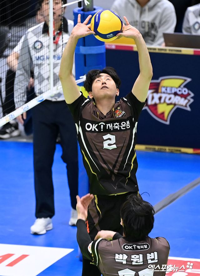 남자프로배구 OK금융그룹 세터 곽명우가 경기 중 세트하고 있다. 곽명우는 최근 법원으로부터 유죄를 선고받았다. 현대캐피탈과 곽명우를 포함한 트레이드를 진행했던 OK금융그룹은 트레이드를 철회했다. 엑스포츠뉴스 DB