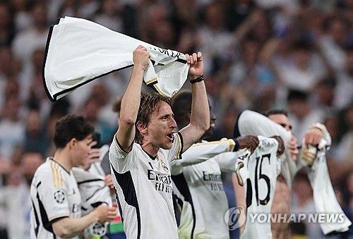 스페인 언론 마르카가 12일(한국시간) 루카 모드리치(39)의 레알 마드리드 재계약이 아직 불투명하다고 전하면서 모드리치의 에이전트의 발언을 인용 보도했다.&nbsp;40세를 바라보는 모드리치의 레알에서의 커리어가 마지막에 다다른 것으로 보인다. 연합뉴스