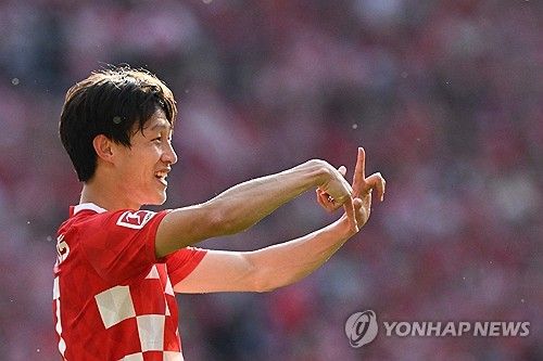 이재성이 올시즌 최고의 활약을 펼쳤다. 독일 분데스리가 마인츠05에서 뛰는 이재성은 12일 독일 마인츠 메바 경기장에서 열린 2023-2024 분데스리가 35라운드 보루시아 도르트문트전에서 멀티골을 터트리며 팀의 3-0 완승 일등공신이 됐다. 이재성은 이날 경기 뒤 독일 유력지 빌트에서 동료 윙어 브라얀 그루다와 함께 최고 평점인 1점을 받았다. 연합뉴스