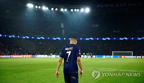 스페인 언론 아스가 11일(한국시간) PSG를 떠나는 음바페가 레알 마드리드로 이적하게 될 경우 구단 연봉 체계에 어떻게 영향을 줄지 보도하면서 음바페가 연봉을 삭감할 거라고 전했다. PSG에서 세전 연봉 7200만유로(약 1064억원)를 받았던 음바페는 레알로부터 2500만유로(약 369억원)를 받을 것으로 알려졌다. 연합뉴스
