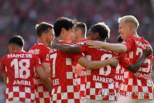 이재성이 올시즌 최고의 활약을 펼쳤다. 독일 분데스리가 마인츠05에서 뛰는 이재성은 12일 독일 마인츠 메바 경기장에서 열린 2023-2024 분데스리가 35라운드 보루시아 도르트문트전에서 멀티골을 터트리며 팀의 3-0 완승 일등공신이 됐다. 이재성은 이날 경기 뒤 독일 유력지 빌트에서 동료 윙어 브라얀 그루다와 함께 최고 평점인 1점을 받았다. 연합뉴스