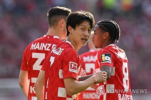 이재성이 올시즌 최고의 활약을 펼쳤다. 독일 분데스리가 마인츠05에서 뛰는 이재성은 12일 독일 마인츠 메바 경기장에서 열린 2023-2024 분데스리가 35라운드 보루시아 도르트문트전에서 멀티골을 터트리며 팀의 3-0 완승 일등공신이 됐다. 이재성은 이날 경기 뒤 독일 유력지 빌트에서 동료 윙어 브라얀 그루다와 함께 최고 평점인 1점을 받았다. 연합뉴스