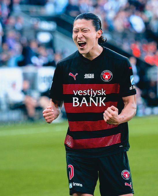 조규성의 득점포가 오랜만에 터졌다. 조규성 소속팀 미트윌란은 13일(한국시간) 덴마크 헤르닝에 위치한 MCH아레나에서 열린 오르후스와의 2023-24시즌 덴마크 수페르리가 챔피언십라운드 7라운드 홈 경기에서 1골 1도움을 기록한 조규성의 활약으로 2-1 승리를 거뒀다.&nbsp;1위 코펜하겐과 승점 동률을 이룬 미트윌란은&nbsp;시즌 종료까지 3경기를 남겨두고 막판 역전 우승 노릴 수 있게 됐다. 조규성도 득점 순위 공동 2위에 오르며 손흥민 이후 한국인 선수 유럽리그 득점왕 등극에 도전하게 됐다. 미트윌란