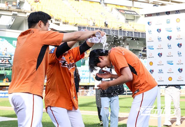 12일 대전 한화생명이글스파크에서 열린 2024 신한 SOL Bank KBO리그 키움 히어로즈와 한화 이글스의 경기, 한화 이글스가 8-3 승리를 거두고 42일 만에 위닝시리즈를 달성했다. 한화 선발 조동욱은 프로 데뷔전에서 퀄리티스타트로 호투하고 역대 11번째 고졸 신인 데뷔전 선발승을 기록했다. 사진 한화 이글스