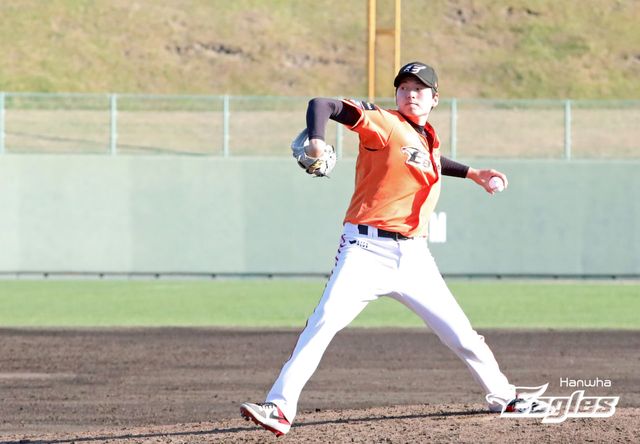 최원호 감독이 이끄는 한화는 12일 대전 한화생명이글스파크에서 열린 2024 신한 SOL Bank KBO리그 키움과의 홈경기에서 8-3으로 승리하며 위닝시리즈를 챙겼다. 조동욱이 프로 데뷔전에서 퀄리티스타트를 작성, 깜짝 호투를 펼치며 완벽하게 데뷔했다. 조동욱이 지난달 퓨처스리그에서 공을 힘차게 던지고 있다. 한화 이글스