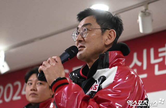 서울 송파구 잠실야구장에서 진행된 LG 트윈스 2024 신년인사회에 참석한 LG 서용빈 2군 감독이 인사하고 있다. 엑스포츠뉴스DB