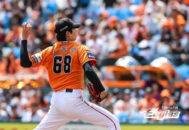 12일 대전 한화생명이글스파크에서 열린 2024 신한 SOL Bank KBO리그 키움 히어로즈와 한화 이글스의 경기, 한화 이글스가 8-3 승리를 거두고 42일 만에 위닝시리즈를 달성했다. 한화 선발 조동욱은 프로 데뷔전에서 퀄리티스타트로 호투하고 역대 11번째 고졸 신인 데뷔전 선발승을 기록했다. 사진 한화 이글스