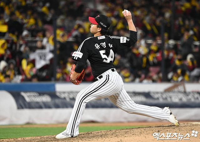 1군 2년 차 유영찬은 올해 마무리 투수로 변신. 10세이브 평균자책점 1.71이라는 뛰어난 성적으로 LG 마운드에 보탬이 되고 있다. 엑스포츠뉴스 DB