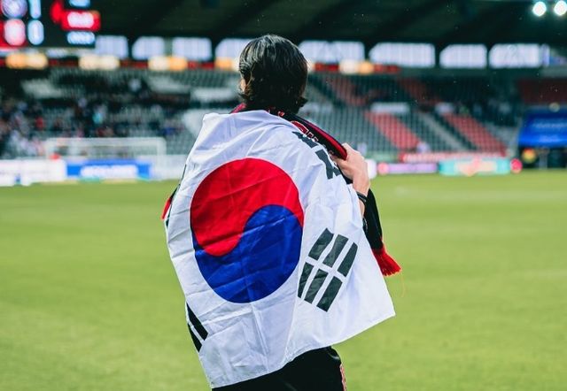 조규성의 득점포가 오랜만에 터졌다. 조규성 소속팀 미트윌란은 13일(한국시간) 덴마크 헤르닝에 위치한 MCH아레나에서 열린 오르후스와의 2023-24시즌 덴마크 수페르리가 챔피언십라운드 7라운드 홈 경기에서 1골 1도움을 기록한 조규성의 활약으로 2-1 승리를 거뒀다.&nbsp;1위 코펜하겐과 승점 동률을 이룬 미트윌란은&nbsp;시즌 종료까지 3경기를 남겨두고 막판 역전 우승 노릴 수 있게 됐다. 조규성도 득점 순위 공동 2위에 오르며 손흥민 이후 한국인 선수 유럽리그 득점왕 등극에 도전하게 됐다. 미트윌란